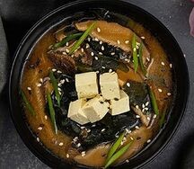 Мисо с куриной грудкой и лапшой