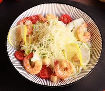 Салат Цезарь с тигровыми креветками