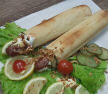 Французский хот-дог с сосиской из свинины с сыром