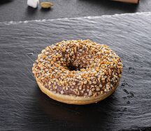 Донат с ореховой начинкой, покрытый дробленым орехом