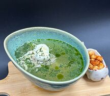 Куриный бульон с перепелиным яйцом