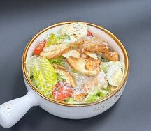 Салат Цезарь с курицей