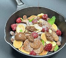 Панкейки с малиной и нутеллой