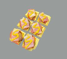 Сырные вафли с колбаской гриль и беконом