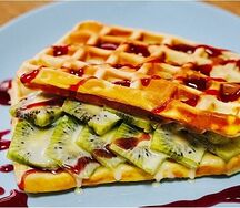 Классическая вафля с киви и сгущенным молоком