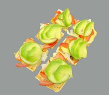 Сырные вафли с авокадо и овощами