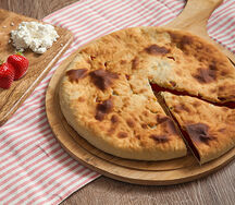 Осетинский пирог с творогом и клубникой