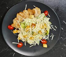 Салат Цезарь с курицей