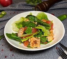 Теплый салат с лососем