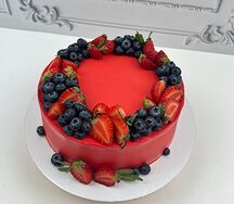 Торт бисквитный с ягодами