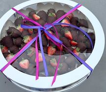 Клубника в шоколаде подарочная