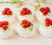 Пирожное Анна Павлова с ягодами