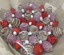 Букет из клубники в шоколаде с голубикой и ежевикой