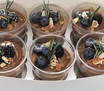 Шоколадный мусс с карамелью и ягодами