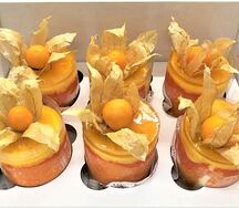 Пирожные сырные с манго и физалисом