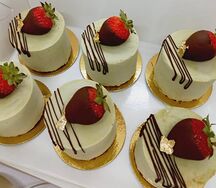 Пирожные Матча с клубникой