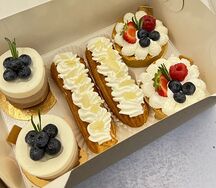 Сет пирожных три шоколада, тарталетка, эклеры