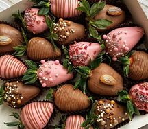 Клубника в шоколаде миндалем