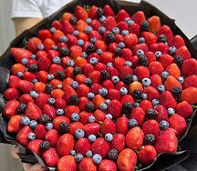 Букет из клубники в шоколаде с голубикой и ежевикой