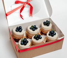 Набор пирожных Три шоколада с голубикой