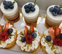 Сет пирожных три шоколада и тарталетка