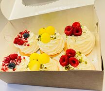 Пирожное Анна Павлова Манго-маракуйя, с гранатом, с ягодами