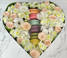 Цветочная поляна и макаруны (коробка сердце)