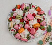 Подарочный набор Гурман (клубника, макаруны, мини-эскимо)