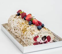 Меренговый рулет с фисташками и малиной