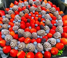 Букет из клубники в шоколаде с голубикой и ежевикой