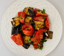 Салат из печёных баклажанов с томатами