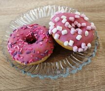 Донат с розовой глазурью и маршмеллоу