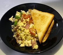 Скрэмбл с беконом, пармезаном и томатами