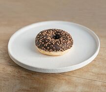 Донат с глазурью из темного шоколада