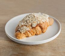 Круассан с миндалем и миндальным кремом