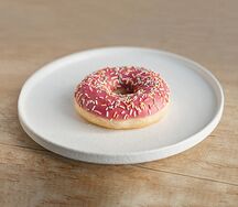 Донат с клубничной глазурью