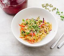 Паста песто с лососем, томатами и луком фри