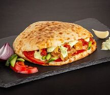 Шаурма с курицей в лепешке