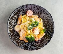 Фетучини с цыпленком и брокколи