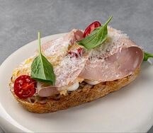 Скрамбл на тартине с мортаделлой