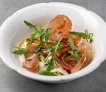 Ризотто 4 сыра с карамелизованный грушей и пармской ветчиной