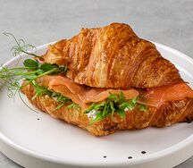 Круассан с лососем