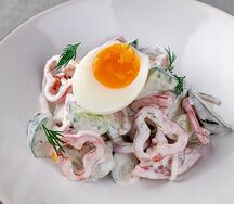 Салат летний со сметаной и яйцом