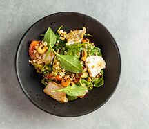 Салат с индейкой, киноа и авокадо