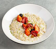 Каша геркулесовая с ягодами