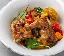 Цыпленок с картофелем черри, томатами и каперсами
