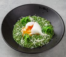 Зелёная гречка со шпинатом и яйцом пашот