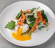 Оладьи из цукини с лососем и яйцом пашот