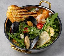 Теплый салат с морепродуктами