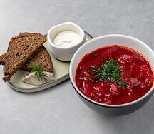 Борщ с бородинским хлебом, смальцем и сметаной